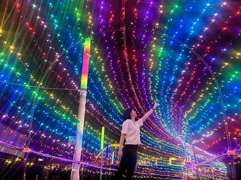 使用七彩燈帶布置長達40米的「彩虹光廊」(圖片來源：臺北市政府觀光傳播局)