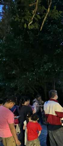 志工隊假日夜間導覽。(圖片來源：臺北市政府工務局公園路燈工程管理處)