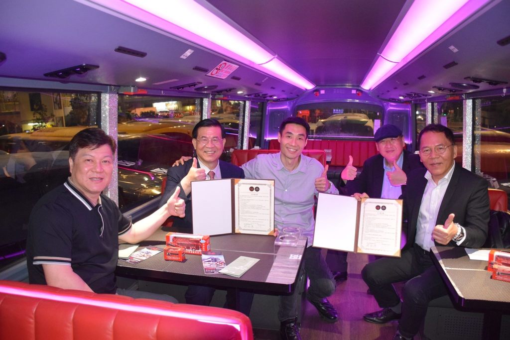 臺北市雙層餐車與香港水晶巴士簽署合作ＭＯＵ共同推動城市精緻旅遊(圖片來源：臺北市政府觀光傳播局)
