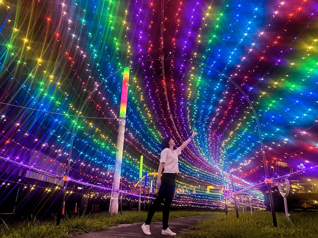 使用七彩灯带布置长达40米的「彩虹光廊」(图片来源：台北市政府观光传播局)
