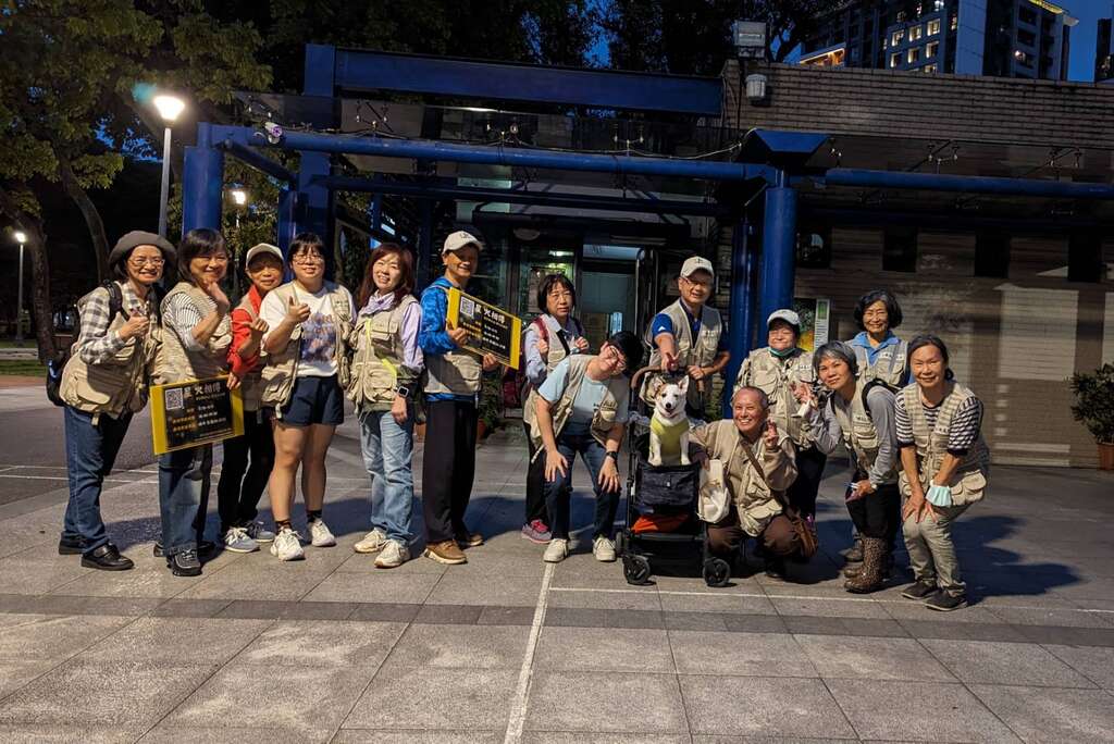 萤火虫季夜间大会师，志工夥伴已经准备好了。(图片来源：台北市政府工务局公园路灯工程管理处)