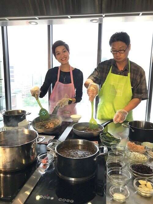 泰国媒体来台初次挑战手作台湾经典美食卤肉饭，直呼好有趣！