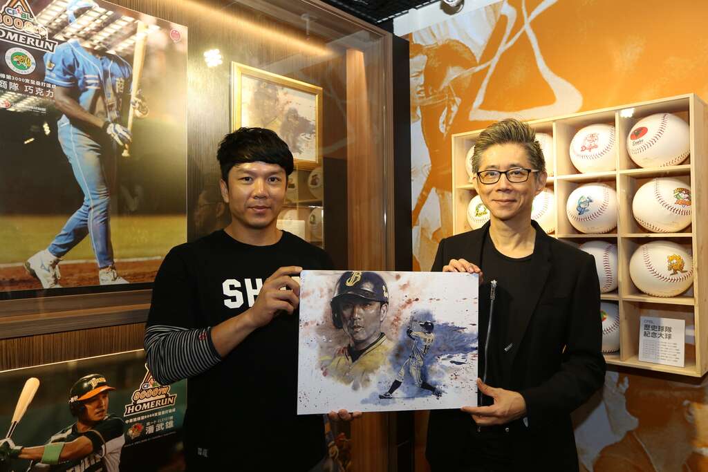 台北探索館二樓特展廳展出知名漫畫家鍾孟舜為周思齊繪製的作品.JPG
