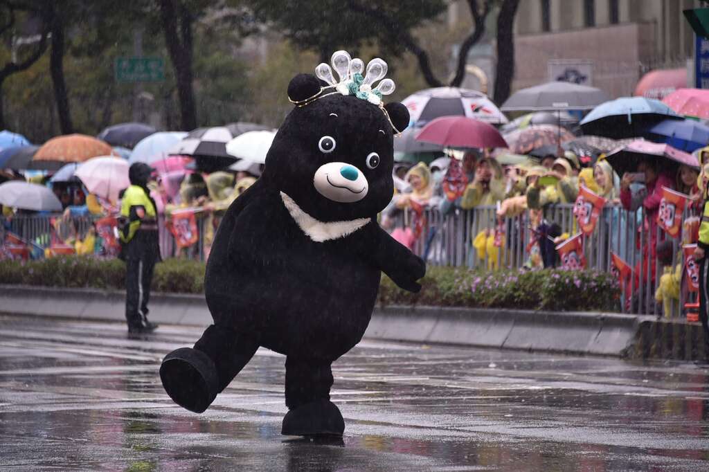 台北市超人氣吉祥物熊讚開心地參加台北燈節遊行，熱情的與現場的民眾打招呼.JPG