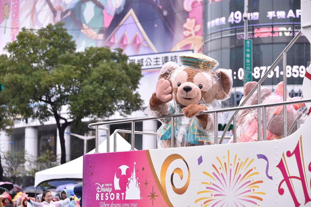 今年台北燈節遊行活動中，最令大家驚喜的就是東京迪士尼度假區達菲與雪莉玫的出現，引起現場粉絲驚聲尖叫!.JPG