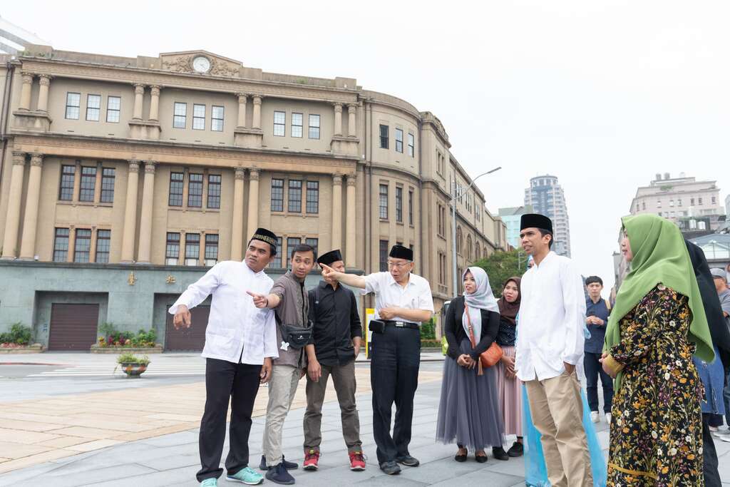 市长柯文哲於台北开斋节拍摄现场，与穆斯林朋友解说北门广场历史