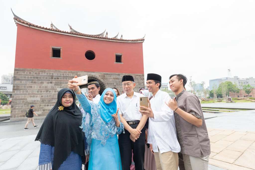 台北市长柯文哲自备穆斯林的Peci帽，与穆斯林演员开心合照