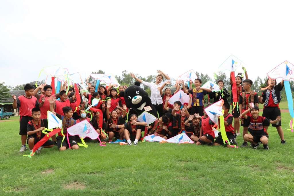 熊赞及DanielWong和泰武国小学童开心完成风筝创作