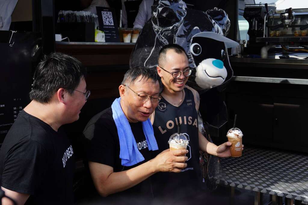 台北市长柯文哲品嚐现调冰咖啡消暑气。