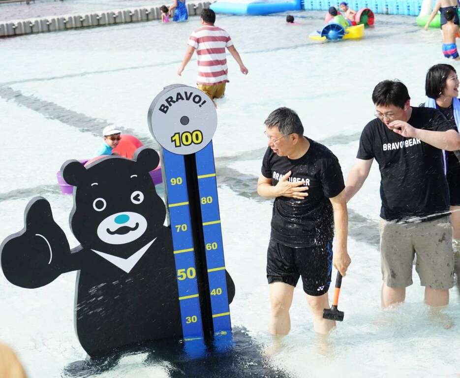 台北市长柯文哲体验大力熊赞游乐设施後直呼好玩。