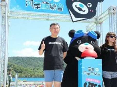 臺北河岸童樂會「熊讚水樂園」歡樂開幕 柯文哲體驗6公尺高水滑梯 和小朋友開心打水仗