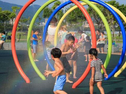 暑假蹓小孩首選 大佳河濱公園共融遊戲場開放