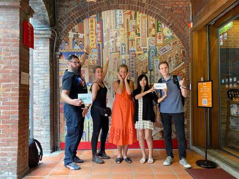 European Bloggers Visit Dadaocheng to See Historic Monuments, Sample Aromatic Tea