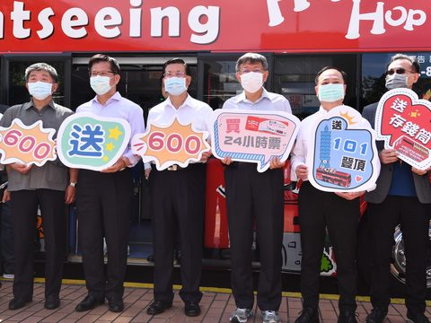 三位首長搭乘臺北雙層觀光巴士導覽 露天暢遊最安心