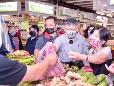 Mayor, Mayoral First Lady Visited Huannan Market Ahead of Father’s Day
