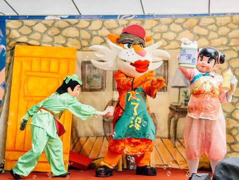 【共下看客戲】客家藝文巡演大安龍生場，小青蛙劇團活潑演出