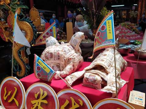 City God Temple Holds Ghost Festival Pudu, Replaces Joss Paper with Rice Offering