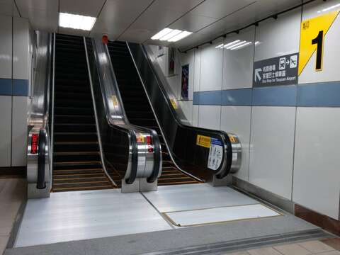 New Escalator Installed at MRT Zhongxiao Fuxing Station