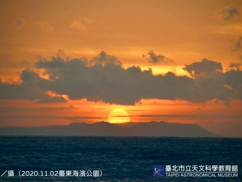 臺北天文館精算2022年第一道曙光與日出時間，帶您捕捉瞬間綠光！