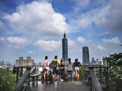 Xiangshan Observation Deck: Top Choice for Viewing Countdown Fireworks