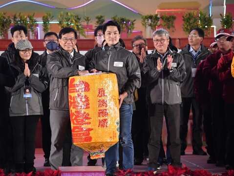 Mayor Hands over Lantern to Tainan Mayor at Lantern Festival Closing Ceremony