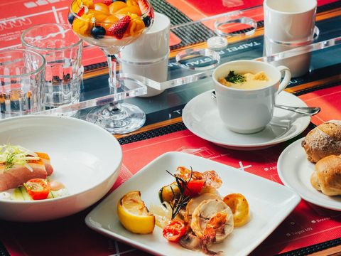El autobús restaurante de dos pisos de la ciudad de Taipei coopera con el Hotel Grand Hyatt para lanzar comidas de estilo europeo