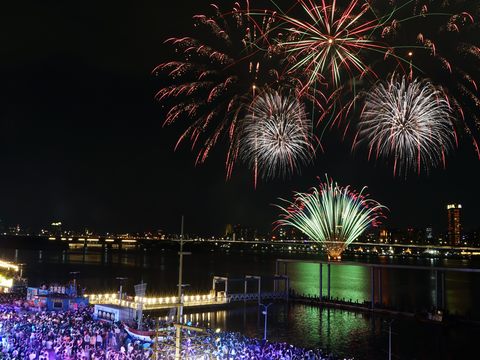 Dadaocheng Fireworks Draw 58,000 Spectators Wednesday Night