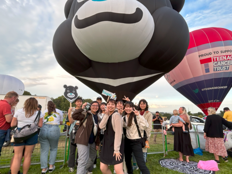 歐洲巡迴第二站！「熊讚熱氣球」現身英國 融入城市街景遊客搶拍