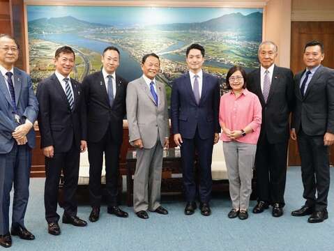 Former Japanese PM Makes Courtesy Call to Mayor Chiang