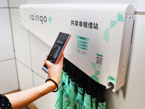 Taipéi MRT y Raingo [nombre de la empresa de tecnología] cooperan para lanzar el "Raingo-paraguas compartido". A partir del 8/28, puedes alquilarlo en la estación A y devolverlo en la estación B. Es un servicio muy conveniente.