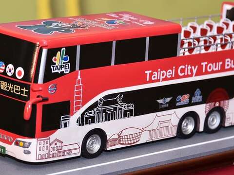 引進露天開放雙層巴士，為全新台北市喝彩！