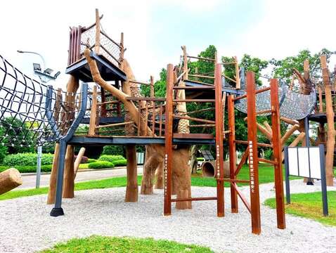 大人小孩玩瘋了 新生公園推出森林休憩攀爬組