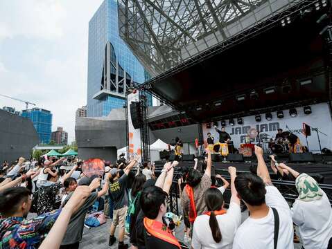 今夏最Chill「潮」活動2025潮臺北TMEX 、JJA圓滿落幕！ 締造500+國際媒合、70場跨國演出、北流大道封街演出 週末兩日總計8萬5千人次湧入 成功引領亞洲音樂風潮
