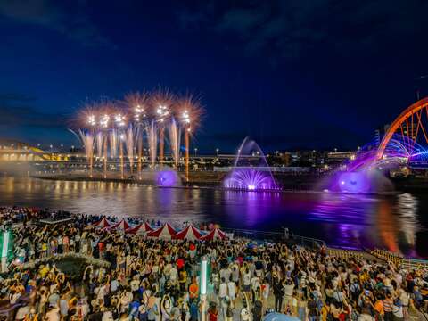 台北水舞嘉年华最终回！「追爱音乐祭」10/19嗨翻彩虹桥 水火共舞、人水共舞华丽再现
