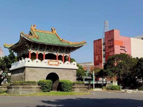 台北三线路怀旧散步策 爱国西路上满满绿意