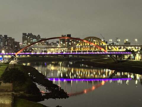 照明加分水岸夜景 成美长寿桥映射河面星光灿烂