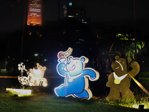 晚上更亮眼  LED熊讚現身公園