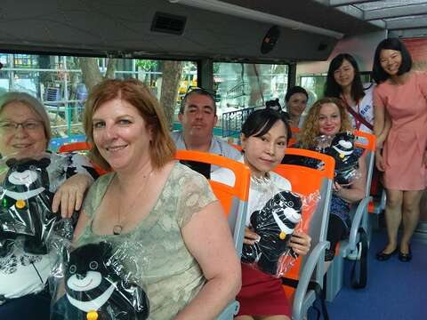 搶攻中東市場！以色列媒體團來台踩線，搭乘觀光巴士體驗新舊台北