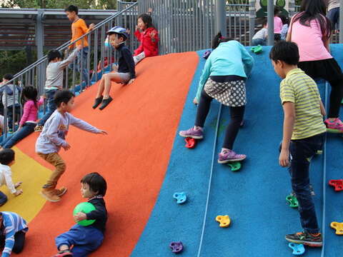 兒童人權  欣欣『象』榮 象山公園更新開放  兒童遊戲場推出樹蛙主題樂園