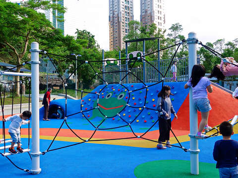 샹산공원 리모델링 오픈, 청개구리 테마파크로 선보이는 어린이 놀이터