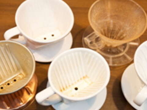 不同類型的手沖杯，都可能影響咖啡萃取出的味道。（攝影／楊志雄）
