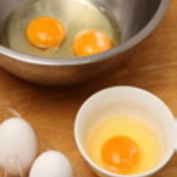 最好先將蛋打在小碗中確認是否完好。（圖／葛晶瑩提供）