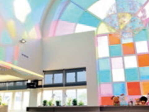 啟明學校圖書館的彩色圓拱玻璃窗令人驚豔。(郭鳳孝攝）