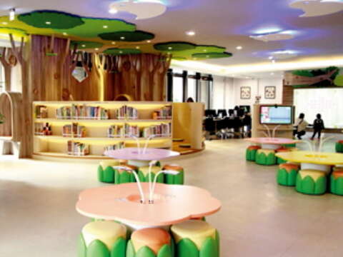 親子美育圖書館內設施有動物、大樹、小花的設計，讓讀者彷彿走進草原。（許宜容攝）