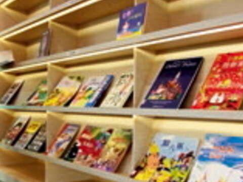 館內陳列各式兒童讀物和美學刊物。（許宜容攝）