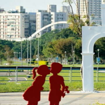 古亭河濱公園設置了超大心型拱門，吸引許多愛侶到此合照留念。（郭鳳孝攝）