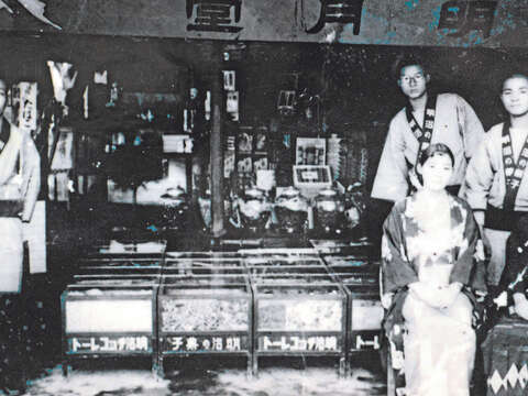 日本時代明月堂店面，當時由日本人岡部氏經營，後傳給第一代掌門人周金塗。（圖／明月堂提供）