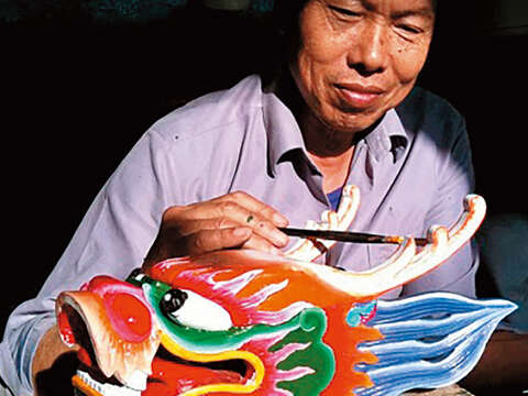 國寶級龍舟製作師傅劉清正以精湛的手藝，製作出一艘艘馳騁於河上的龍舟。（圖／台北市三腳渡龍舟文化發展協會提供）