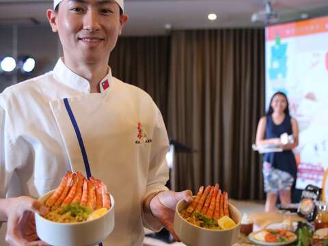 來自臺北的業者在發布會的上菜秀吸引菲律賓媒體搶拍。