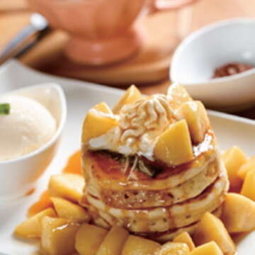 焦糖蘋果Hotcake以新鮮蘋果加入現點焦糖醬熬煮，搭配手打鮮奶油，美味破表。（攝影／楊智仁）